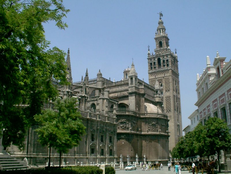 Kateralo de Seviljo kun turo Giralda