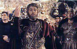 Imperiestro Marko Aŭreljo salutas la armeon