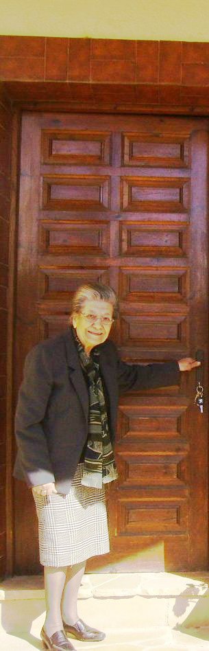 Teresa Massana, zorgantino pri la Muzeo, kiun sia edzo fondis.
