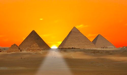 Malnovaj piramidoj egiptajl