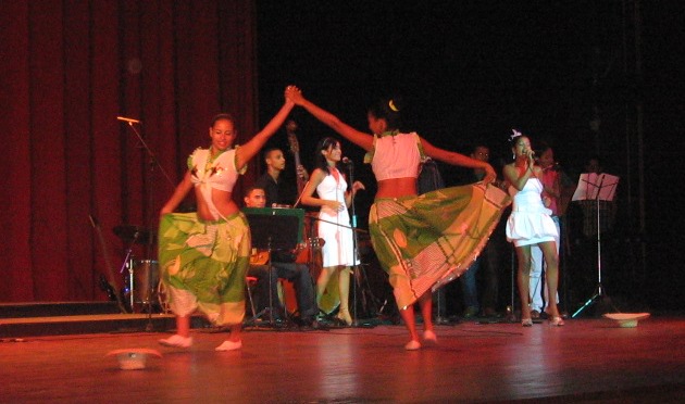 Adita kaj Grisel' dancas kadre de Amindaj Grupo.