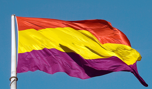 Trikolora estis la flago de la Dua Respubliko Hispana.