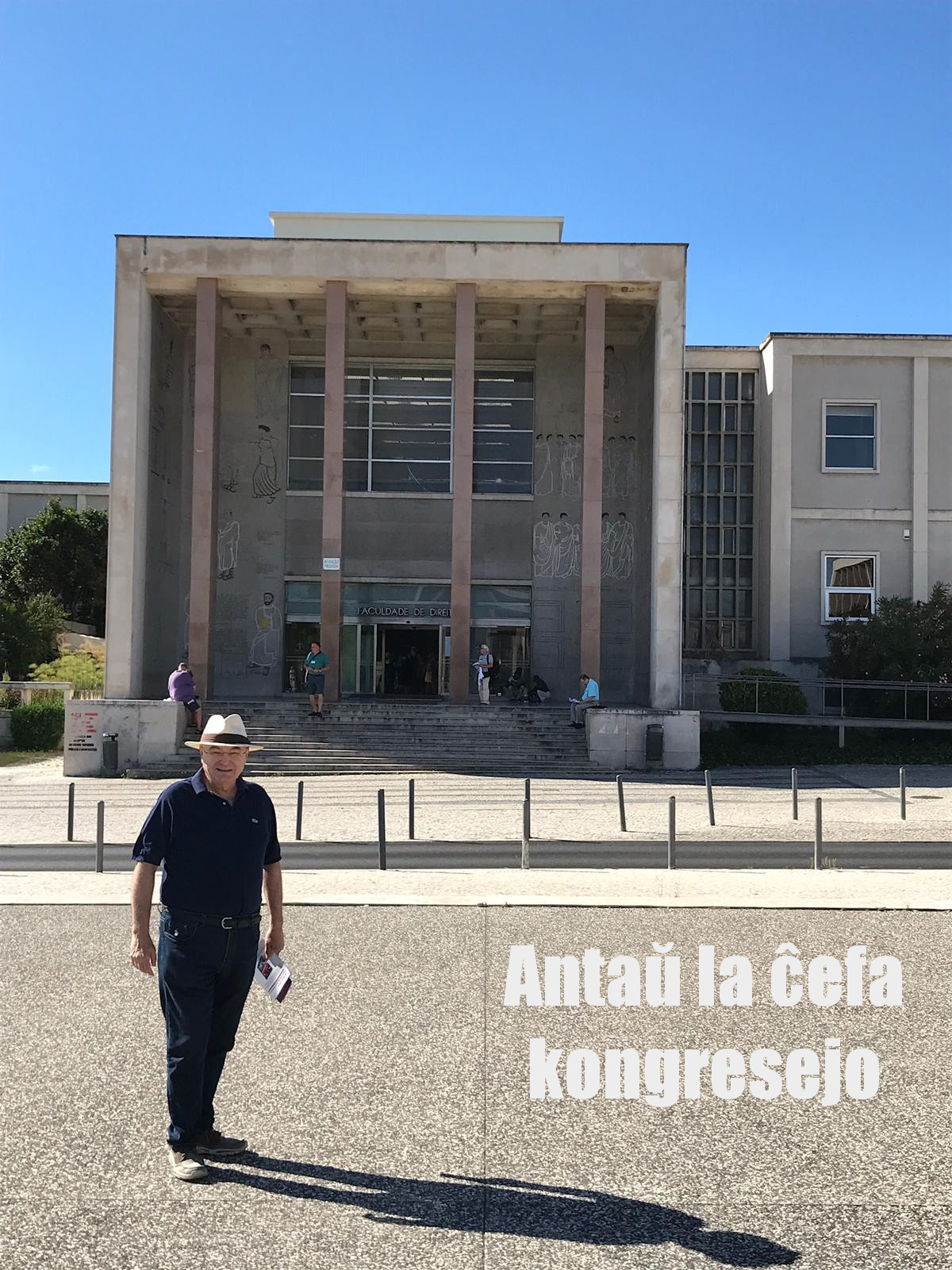 Ante la sede del Congerso, la Facultad de Derecho de Lisboa