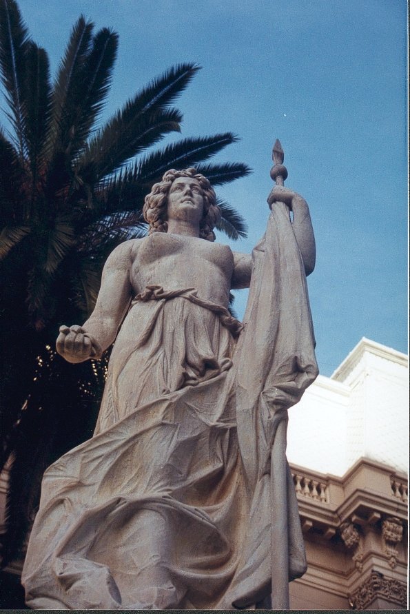 MOnuymento al Libereco staras je Centra Placo de Huhuj, Argentinio, skutita de Lola Mora.