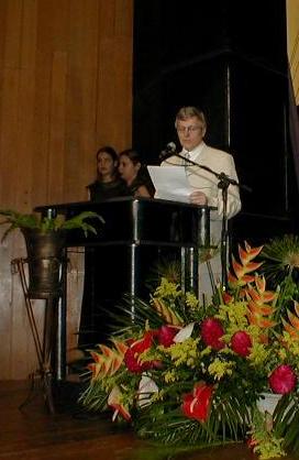 Carlos Morales parolas pri Indigxenaj dialogoj, fotita de Lucia Marder